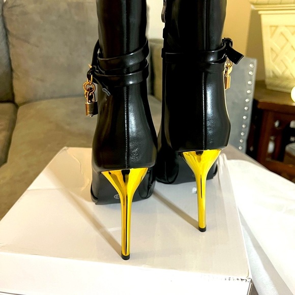 Elegant Black and Gold Heeled Boots with Pointed Toe - Picture 15 of 15